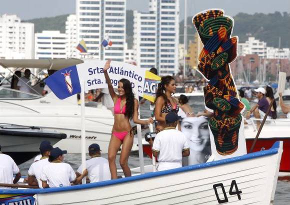 Colprensa - En este tradicional evento, las candidatas recorrieron la bahía de Cartagena, acompañadas de los cadetes de la Escuela Naval. La cita final fue en el Club Naval, donde las candidatas desfilaron en un acto de carácter benéfico para la Acción Social Naval.