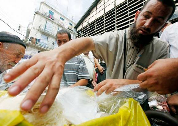 Reuters - Según cifras oficiales, en Jordania aumenta el consumo de alimentos en un 35 por ciento durante Ramadán, cuando, a pesar del ayuno diurno, son frecuentes los excesos culinarios en las reuniones familiares.