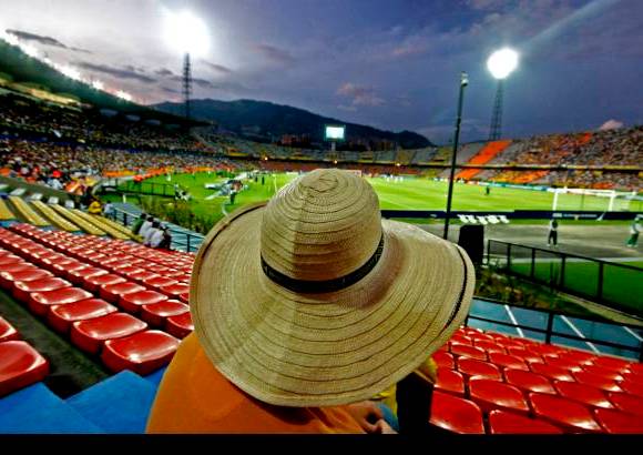 Esteban Vanegas - Pese a que era partido único, y que los duelos pasados decepcionaron, no faltaron los aficionados. Hasta llegaron a la tribuna con sombrero.