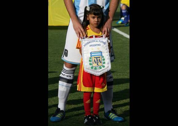Jaime Pérez - El grupo de niños que salen a la cancha con las banderas, son 24. Doce de ellos llevan los emblemas de la Fifa y de la campaña del fair play (juego limpio), y son invitados por Adidas y Sony.