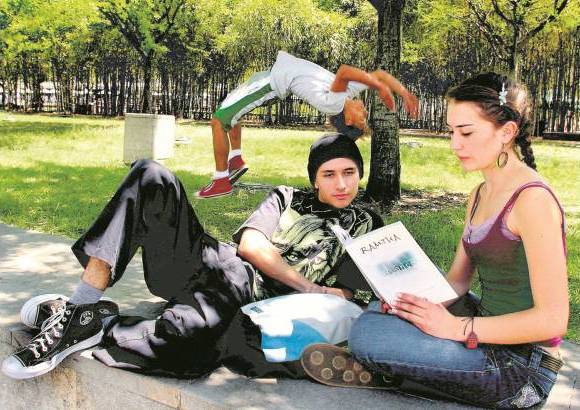 FOTO EL COLOMBIANO - El Parque de los Pies Descalzos es un lugar para el encuentro ciudadano, el sano esparcimiento y la comuni&#243;n con la naturaleza. Fue inaugurado el 7 de diciembre de 1998 y forma parte de los programas de recuperaci&#243;n arquitect&#243;nica y urban&#237;stica desarrollados por las Empresas P&#250;blicas de Medell&#237;n.