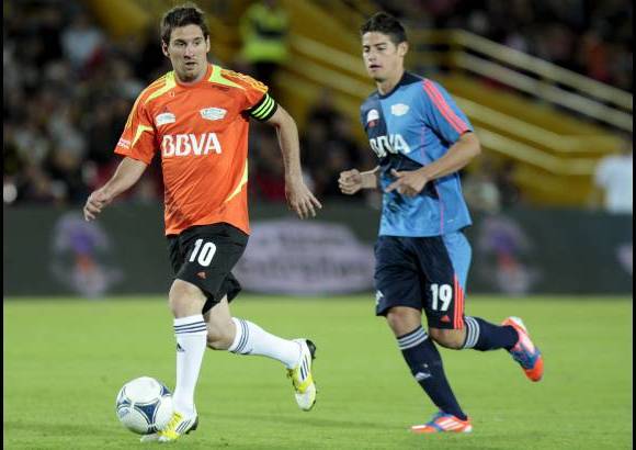 Mauricio Alvarado-Colprensa - En el juego estuvieron figuras como Fabio Cannavaro, Diego Forl&#225;n, Diego y Ariel Ortega, m&#225;s los colombianos Mario Yepes, Farid Mondrag&#243;n, John Vi&#225;fara y Giovanni Hern&#225;ndez. Los directores t&#233;cnicos de los equipos fueron Dunga y Fabio Capello.