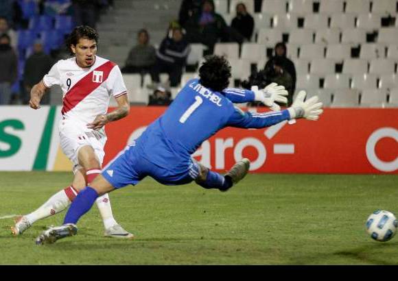 Reuters - Per&#250;, con un nuevo gol de Paolo Guerrero, derrot&#243; por 1-0 a M&#233;xico y qued&#243; a un paso de clasificarse para la siguiente etapa de la Copa Am&#233;rica 2011.
