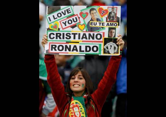 Reuters - Muchas fanáticas demostraron desde la tribuna su amor por el jugador Cristiano Ronaldo.