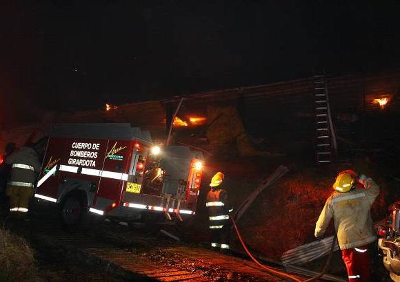 Edwin Bustamante - El cuerpo de bomberos de Girardota cont&#243; con la colaboraci&#243;n de sus colegas de los municipios vecinos.