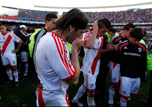 Reuters - El desconsuelo y la furia caracterizaron la tarde de este domingo en el estadio Monumental y sus alrededores, tras el descenso del River Plate a la Segunda División del fútbol argentino, hecho inédito en sus 110 años de vida.