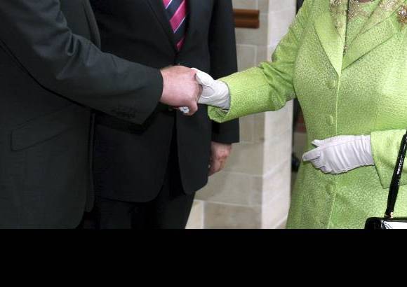 Reuters - En su visita a la regi&#243;n, la primera en una d&#233;cada, la reina ha podido comprobar que Irlanda del Norte es ahora un lugar muy diferente, como lo demuestra el hecho de que ha llegado a saludar, cara a cara, al representante de un partido pol&#237;tico cuyo brazo paramilitar la tuvo en el punto de mira durante el pasado conflicto.