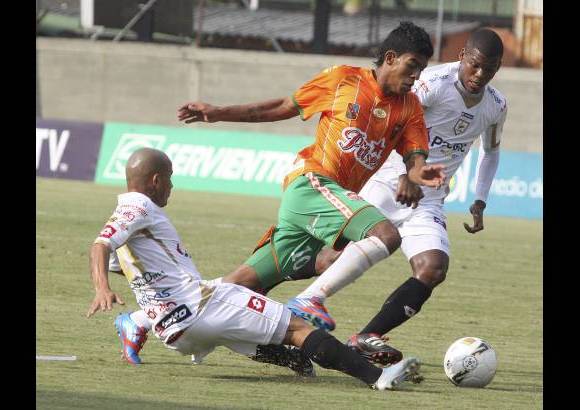 R&#243;binson S&#225;enz - En el inicio al Envigado le cost&#243; descifrar el esquema que plante&#243; el t&#233;cnico Mario Vanemerak.