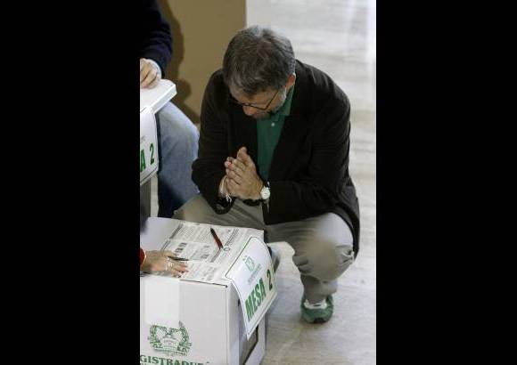 Colprensa - Mockus votó temprado vestido con camiseta y tenis verdes.