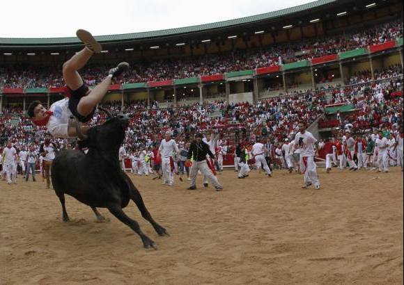 Reuters - Las fiestas San Fermín, en las que una multitud corre junto a seis toros bravos por las calles de Pamplona, en España, son uno de los mayores atractivos en esta época del año. Desde 1924, 15 personas han muerto en los encierros que fueron inmortalizados en la novela Fiesta de Hemingway.