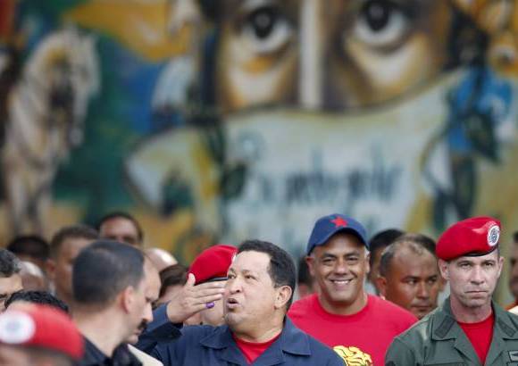 Reuters - El actor estadounidense Danny Glover, la premio Nobel de la Paz guatemalteca Rigoberta Mench&#250; y la exsenadora colombiana Piedad C&#243;rdoba acompa&#241;aron al presidente de Venezuela, Hugo Ch&#225;vez, en el colegio de Caracas donde el aspirante a su tercera reelecci&#243;n deposit&#243; su voto.