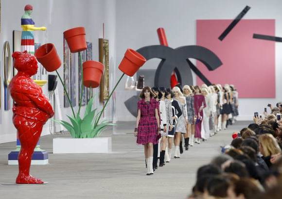 AP - Creaciones de la casa Chanel en Par&#237;s en su desfile esta semana.