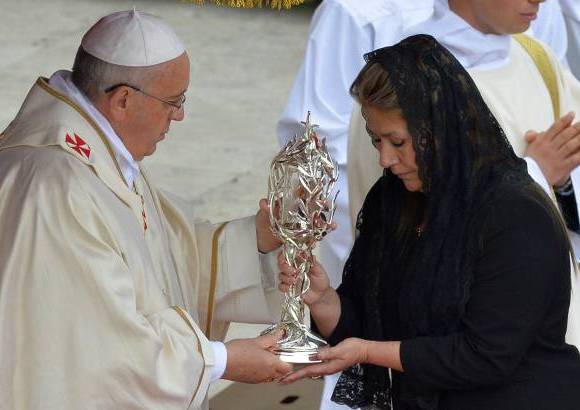 FOTO AFP - El Papa argentino elogió a Juan XXIII por haber permitido que Dios lo llevara a convocar el Concilio y celebró el énfasis en la familia que tuvo el reinado de Juan Pablo.