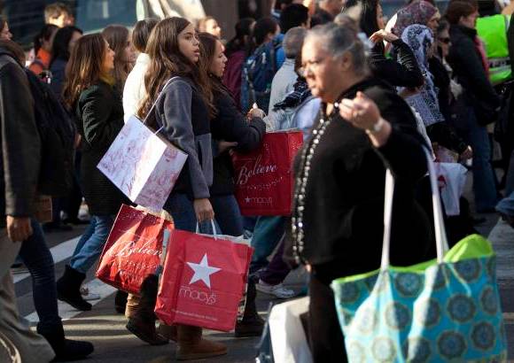 Reuters - Pese a esos incidentes, esta jornada -que recibe el nombre de &quot;black friday&quot; porque es el d&#237;a del a&#241;o en que los comerciantes suelen volver a escribir en negro en sus libros de contabilidad y por lo tanto a tener ganancias- se desarrolla de manera general de forma tranquila y con millones de compradores a la caza de las gangas.