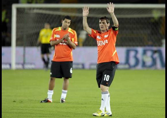 Mauricio Alvarado-Colprensa - Los cambios abundaron en el segunda tiempo del encuentro con fines ben&#233;ficos en el estadio El Camp&#237;n ante unos 25.000 aficionados.
