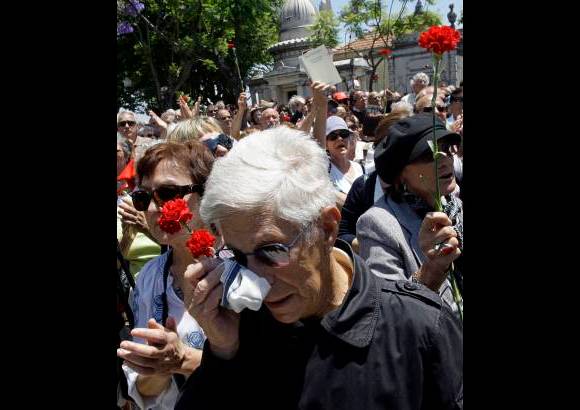 AP - El Nobel portugu&#233;s fue incinerado este domingo en Lisboa junto a una edici&#243;n de Memorial del convento, una de sus obras fundamentales y gracias a la que conoci&#243; a su mujer, Pilar del R&#237;o.