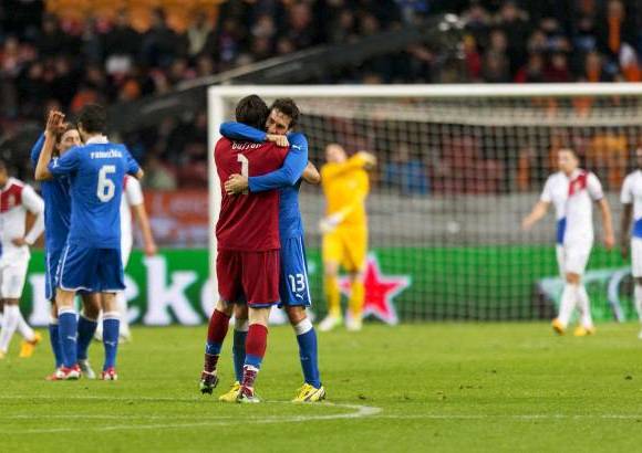 REUTERS - Como un triunfo celebr&#243; el empate a un gol el portero Buffon el duelo de selecciones subcampeonas. Italia de la Eurocopa y Holanda del Mundial.