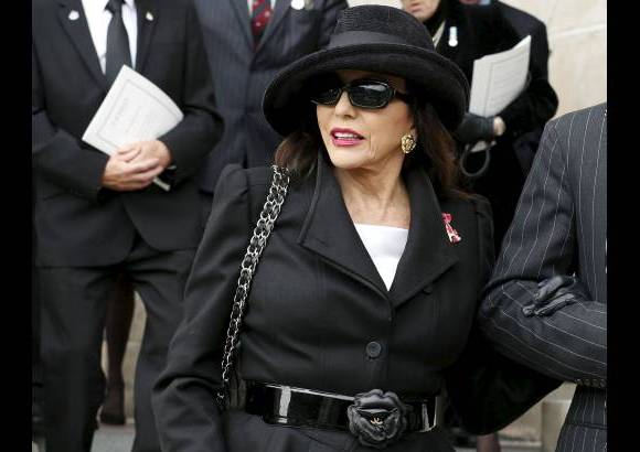AP - A la ceremonia tambi&#233;n asisti&#243; la actriz Joan Collins.