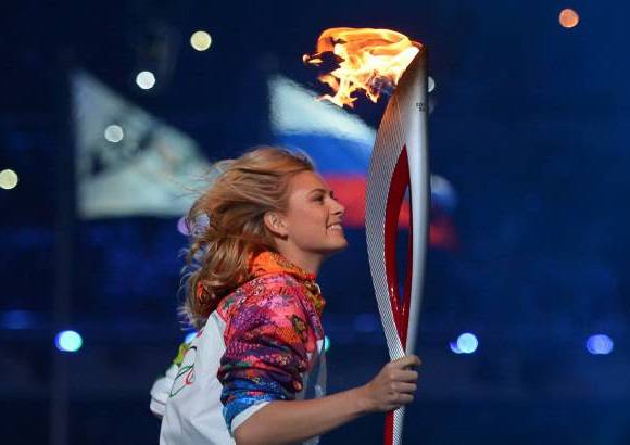 AFP - La llama ol&#237;mpica lleg&#243; al estadio de manos de la tenista Mar&#237;a Sharapova, que vivi&#243; varios a&#241;os en Sochi.
