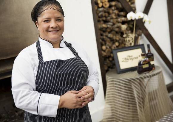 Mark Tomaras - La gran chef Titi Bruderer, del restaurante El Convento, en Antigua. Su cocina es una lección de saber y sabor.