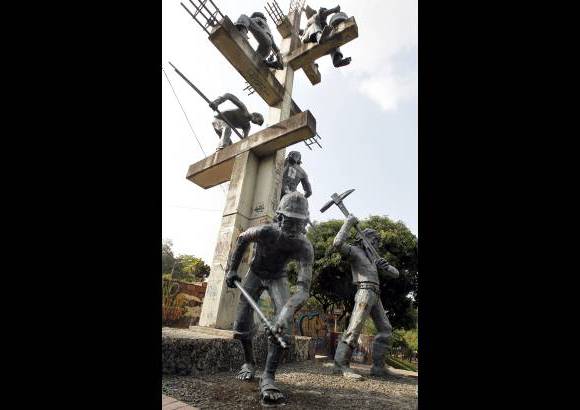 Jaime P&#233;rez - El Monumento a los Obreros de la Construcci&#243;n, obra de Justo Arosemena ha sufrido actos de vandalismo.