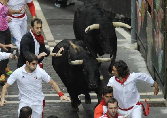AFP - Las fiestas San Fermín, en las que una multitud corre junto a seis toros bravos por las calles de Pamplona, en España, son uno de los mayores atractivos en esta época del año. Desde 1924, 15 personas han muerto en los encierros que fueron inmortalizados en la novela Fiesta de Hemingway.