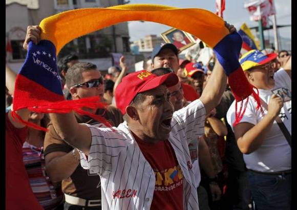 AP - La caravana avanz&#243; por varias calles de Caracas de forma ceremoniosa entre una sentida marea roja que le mandaba besos y le promet&#237;a fidelidad y amor eterno.