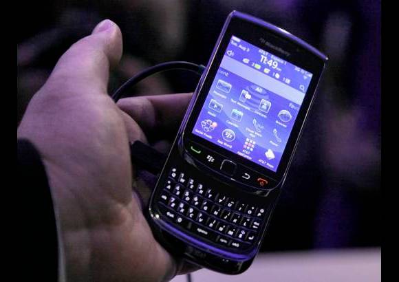 AP - Los usuarios de un BlackBerry Torch pueden escribir mensajes en la pantalla o usando un teclado deslizable.