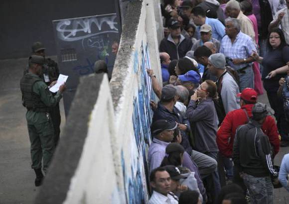 AP - Est&#225; previsto que los centros de votaci&#243;n permanezcan abiertos hasta las seis de la tarde hora local, aunque el CNE dispuso que se permita votar a todas las personas que se encuentren a&#250;n esperando en las colas en el momento del cierre.