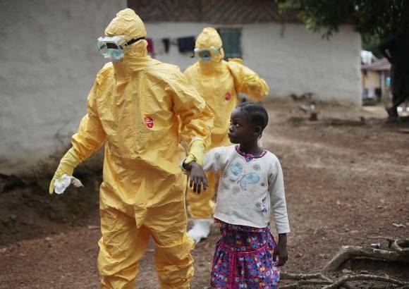 AP - Esta peque&#241;a de 9 a&#241;os es llevada a una ambulancia despu&#233;s de mostrar signos de la infecci&#243;n del &#233;bola en un poblado de Liberia