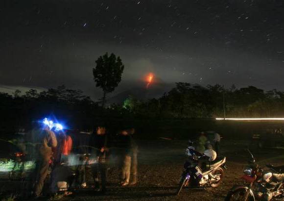 AP - Indonesia pertenece al llamado Anillo de Fuego del Pac&#237;fico y por lo menos 129 de sus m&#225;s de 400 volcanes est&#225;n activos.