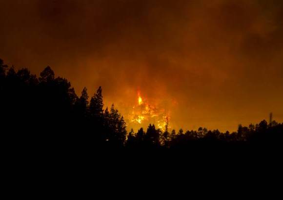 Reuters - El ministro de Industria, Energ&#237;a y Turismo de Espa&#241;a, Jos&#233; Manuel Soria, dijo que el Estado ha puesto a disposici&#243;n del Gobierno de Canarias y de las autoridades locales todos los medios utilizables para luchar contra el fuego que afecta a la isla de Tenerife.