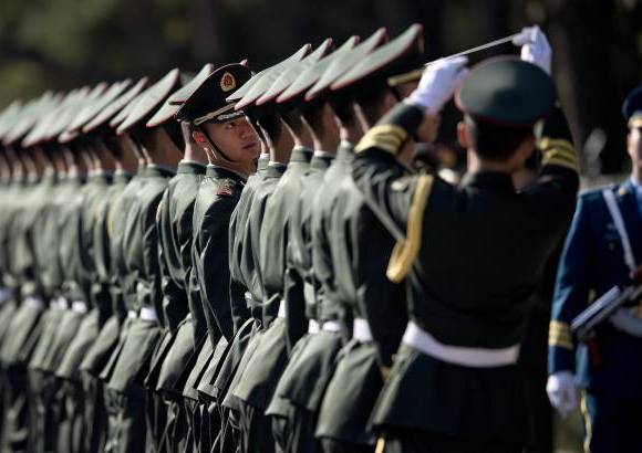 AP - Un miembro de la guardia de honor alinea al grupo en la preparación para una ceremonia de bienvenida al primer ministro indio, Manmohan Singh.