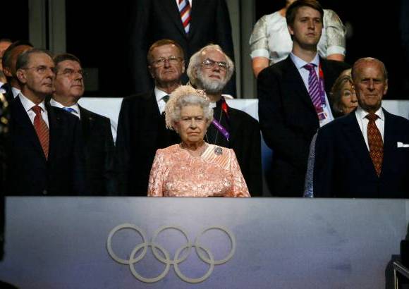 Reuters - Al final de la ceremonia, que incluye tambi&#233;n discursos, el desfile de los atletas y el encendido del pebetero, la reina Isabel II declara inaugurados los Juegos Ol&#237;mpicos 2012.