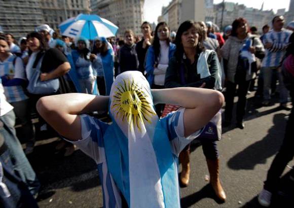 - El dolor por la eliminación fue evidente en la mayoría de hinchas argentinos.