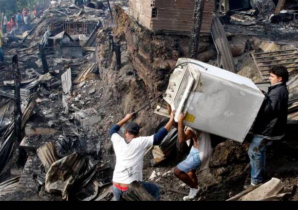Jaime P&#233;rez - Pocos enseres pudieron rescatarse tras el incendio, que s&#243;lo dej&#243; cenizas.