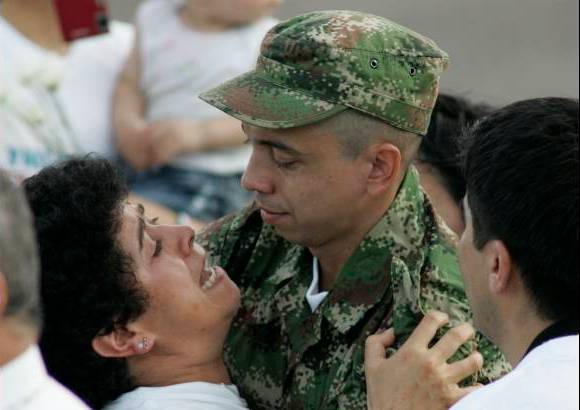 AP - La directora de Asfamipaz, Marleny Orjuela, abraz&#243; emocionada a Pablo Emilio.