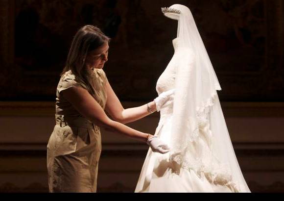 AP - El nombre de los creadores del celebrado vestido se mantuvo en secreto hasta el momento en que la novia sali&#243; de su hotel camino de la Abad&#237;a de Westminster y fue una de las pujas m&#225;s populares en las salas de apuestas.