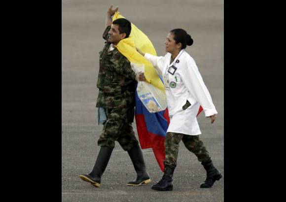 Raúl Palacios, enviado especial Colprensa - El sargento Luis Alfredo Moreno fue uno de los que más emotivo se mostró al descender de la aeronave.