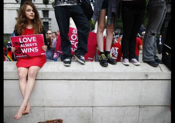 Reuters - Protesta en Londres por la legislaci&#243;n rusa que indica que no se puede hablar de las relaciones tradicionales y no tradicionales como socialmente iguales. Conocida como la legislaci&#243;n anti-gay.