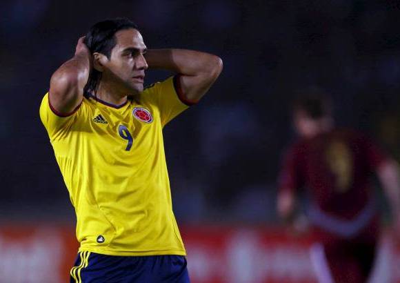 REUTERS - Falcao Garc&#237;a tuvo la &#250;nica opci&#243;n clara para el combinado patrio, pero el travesa&#241;o le neg&#243; la oportunidad de mantener la racha goleadora.
