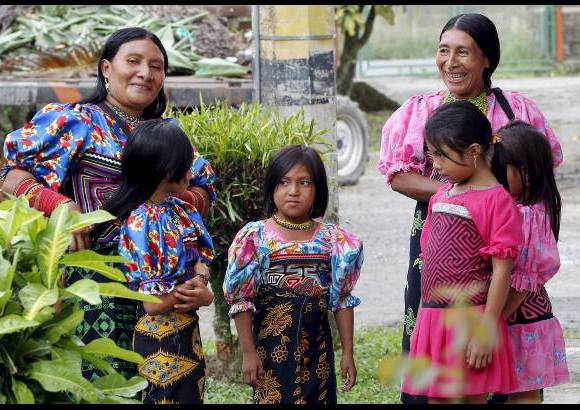 - Las indígenas tule celebran un dia de fiesta, el día en que un blanco se vuelve su hermano.