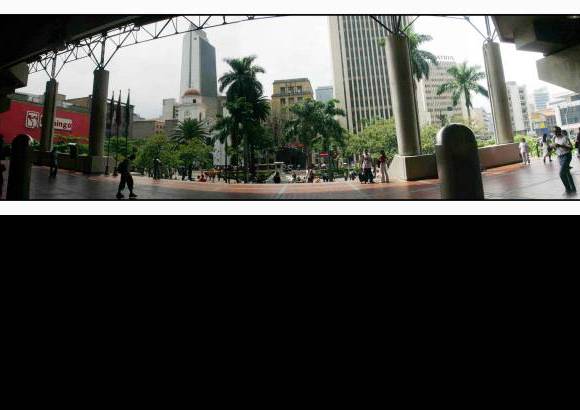Henry Agudelo - Aspecto de la estación del Parque Berrío. Allí sigue imponente la iglesia de La Candelaria, el antiguo edificio de la Bolsa de Valores y el edificio del Banco Popular, otro de los colosos del centro de la capital antioqueña.