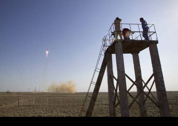 Reuters - A los pocos d&#237;as de arribar a la plataforma los tripulantes de la Soyuz TMA-04M ser&#225;n testigos, junto con los moradores veteranos de la EEI, de la llegada del nuevo carguero estadounidense Dragon, que ser&#225; lanzado por la NASA el 19 de mayo.