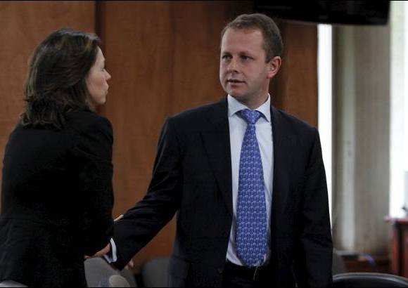 Colprensa - Arias manifestó estar confundido ya que no entiende de dónde se saca que puede manipular a los testigos que va a presentar y expresó que no se puede entender que porque va a empezar su defensa, entonces se agravan las razones por las que debe estar privado de la libertad.