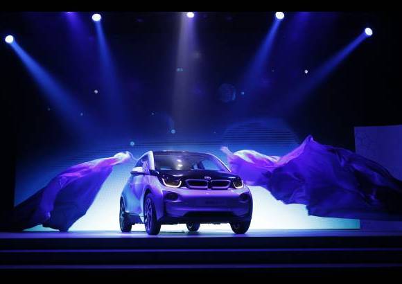 Reuters - BMW present&#243; su primer auto totalmente el&#233;ctrico, el BMW i3, que se dio a conocer en una ceremonia en Beijing esta semana.