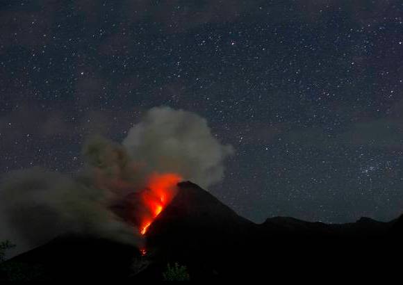 Reuters - Este volc&#225;n, cuyo nombre significa Monta&#241;a de Fuego, es uno de los m&#225;s activos de Indonesia.