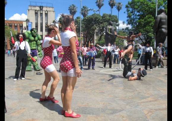 FOTO EL COLOMBIANO - El Parque de las Esculturas se convirti&#243; en referente cultural y tur&#237;stico de Medell&#237;n, y en ejemplo de recuperaci&#243;n social. Las esculturas est&#225;n en a la vista y alcance de todos los visitantes, que suelen tomarse fotos al lado de los &quot;gordos&quot; de Botero.