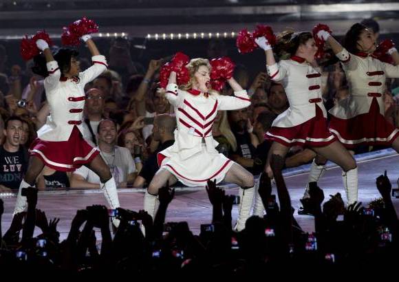 AP - Fue entonces cuando Madonna par&#243; por primera vez, para hablar sobre la paz: Eleg&#237; empezar mi gira mundial en Israel por una raz&#243;n muy especial y espec&#237;fica. Todos los conflictos que ha habido desde hace miles de a&#241;os en Oriente Medio tienen que acabar. Todos somos seres humanos, seamos jud&#237;os, cristianos, musulmanes, budistas, ateos, homosexuales, heterosexuales... Todos queremos amar y ser amados.