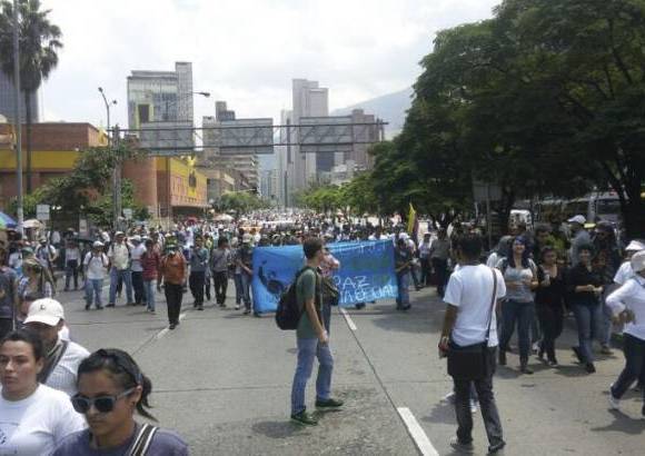 Cortes&#237;a - Estudiantes, partidos pol&#237;ticos y organizaciones de v&#237;ctimas claman por la paz en esta marcha.